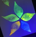 KURETAKE-GANSAI-TAMBI-GRANULATING-COLORS---5kolorow-MC20GN5V-black-light-sample2-with-black-light.png